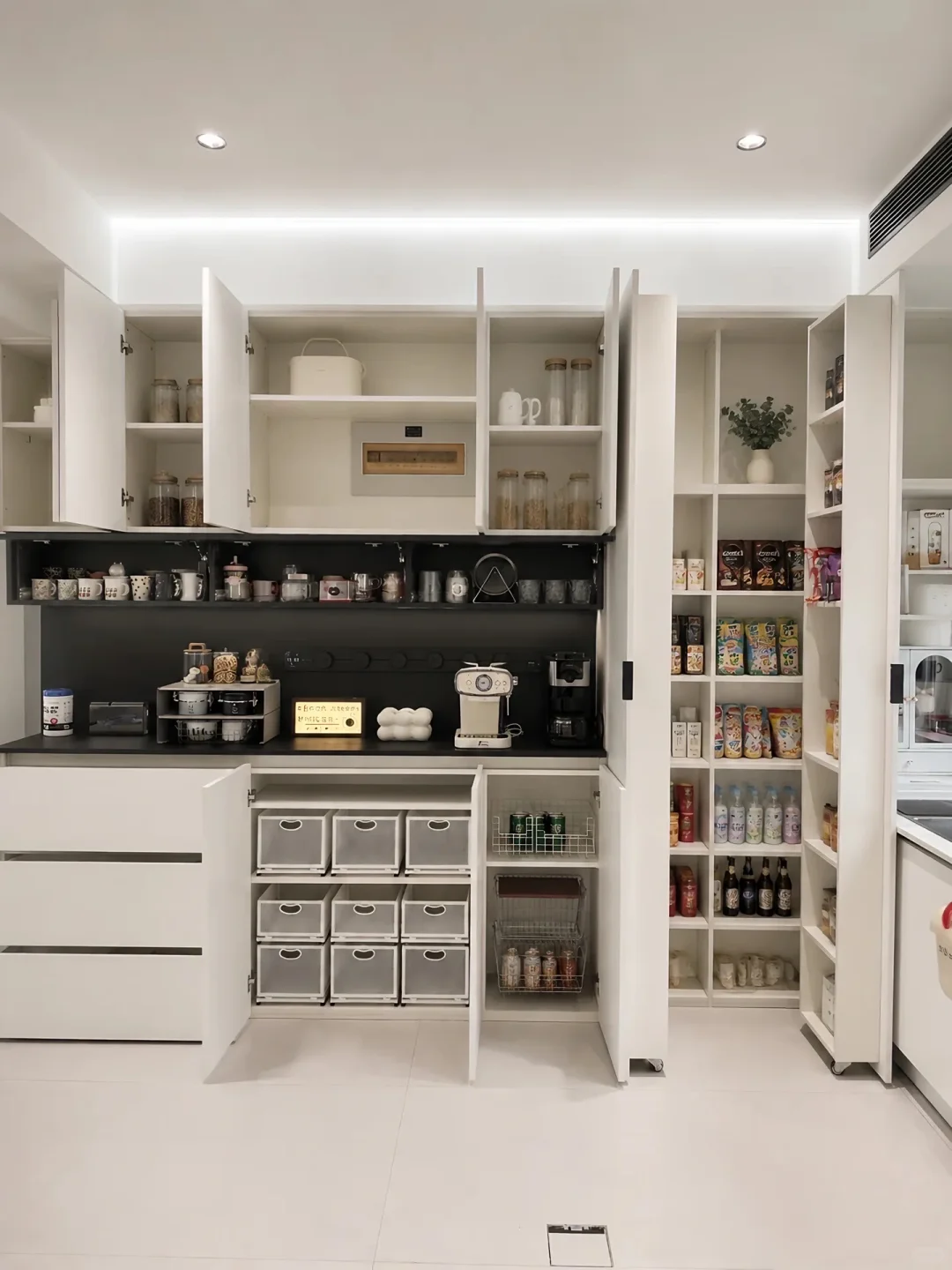 厨房收纳参考图:食品和杯具分层存放,台面设有小电器使用位置