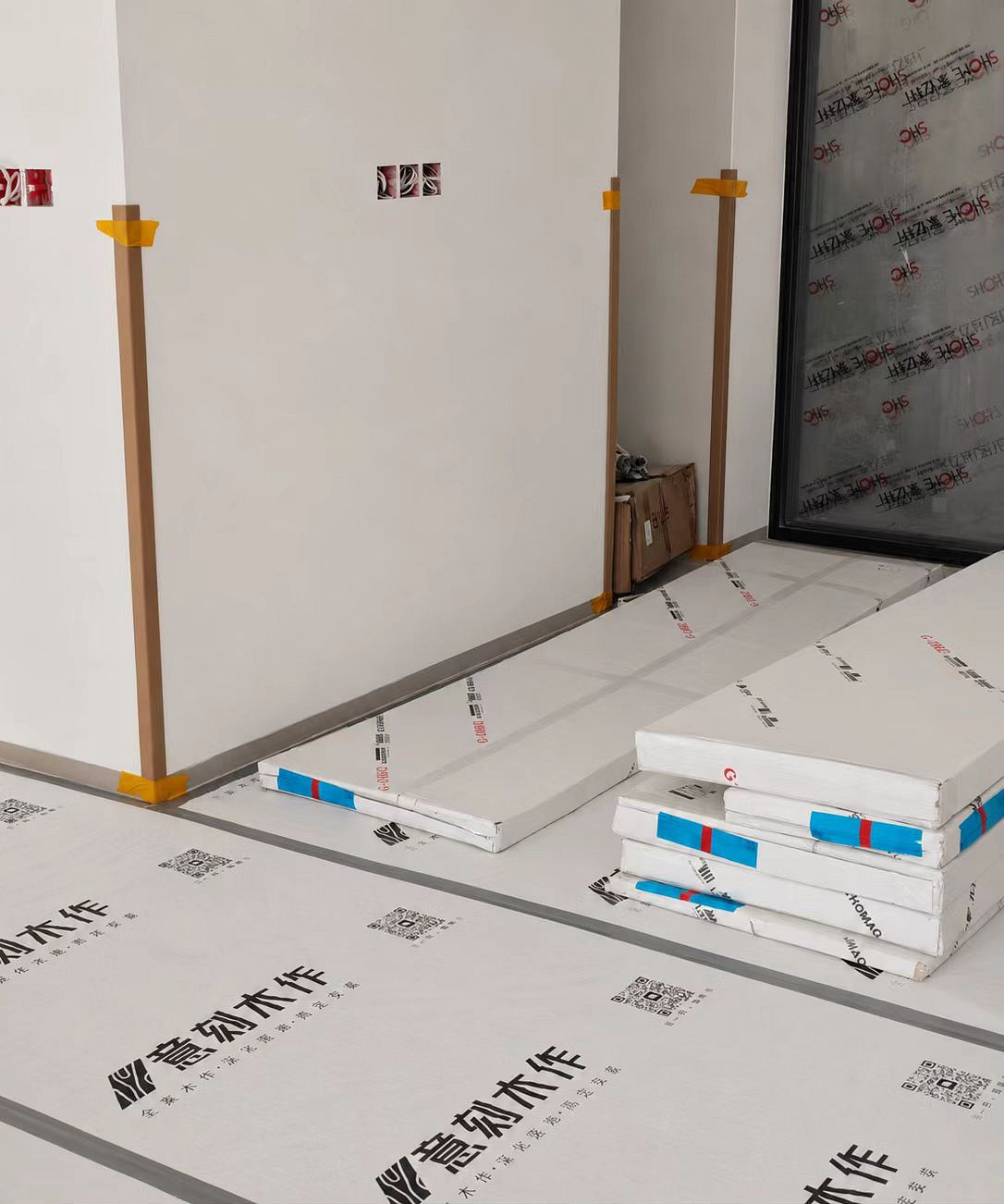 靠墙摆放的板件与已保护的地面。