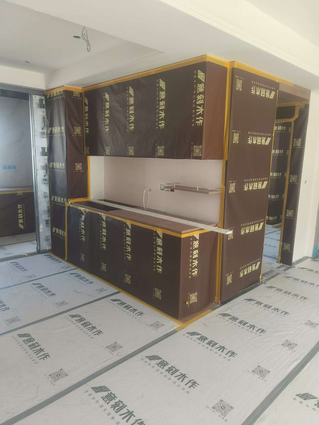 后续墙漆施工前，对已安装柜体继续覆盖保护。